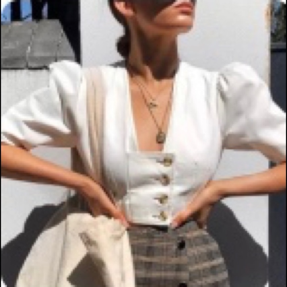 Puff sleeve buttoned crop top